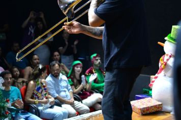 Foto - PROMOVE CANTATA DE NATAL E ENTREGA DE BRINQUEDOS COM A CHEGADA DO PAPAI NOEL