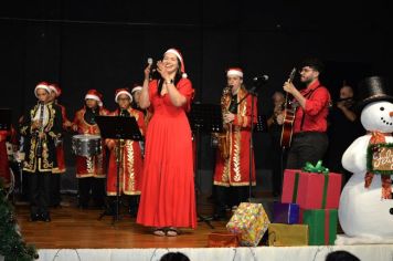 Foto - PROMOVE CANTATA DE NATAL E ENTREGA DE BRINQUEDOS COM A CHEGADA DO PAPAI NOEL