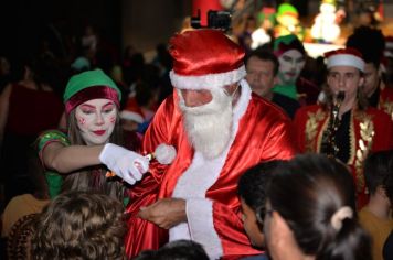 Foto - PROMOVE CANTATA DE NATAL E ENTREGA DE BRINQUEDOS COM A CHEGADA DO PAPAI NOEL