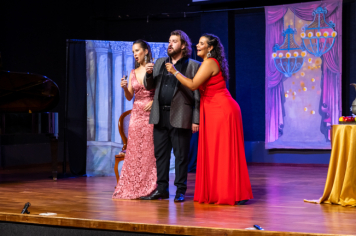Foto - CINE TEATRO EM PEDRINHAS PAULISTA É PALCO DE ESPETÁCULO DE ÓPERA “NESSUN DORMA”.