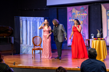 Foto - CINE TEATRO EM PEDRINHAS PAULISTA É PALCO DE ESPETÁCULO DE ÓPERA “NESSUN DORMA”.