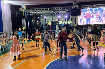 Foto - PREFEITURA DE PEDRINHAS PAULISTA REALIZA FESTA JUNINA DA EMEF PROF. CLÓVIS MANFIO 2025.