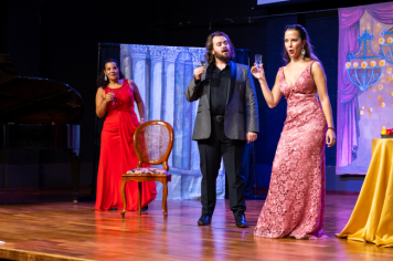 Foto - CINE TEATRO EM PEDRINHAS PAULISTA É PALCO DE ESPETÁCULO DE ÓPERA “NESSUN DORMA”.