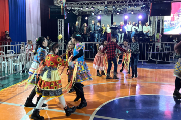 Foto - PREFEITURA DE PEDRINHAS PAULISTA REALIZA FESTA JUNINA DA EMEF PROF. CLÓVIS MANFIO 2025.