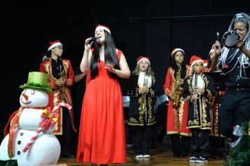 Foto - PROMOVE CANTATA DE NATAL E ENTREGA DE BRINQUEDOS COM A CHEGADA DO PAPAI NOEL