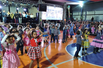 Foto - PREFEITURA DE PEDRINHAS PAULISTA REALIZA FESTA JUNINA DA EMEF PROF. CLÓVIS MANFIO 2025.