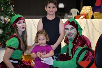 Foto - PROMOVE CANTATA DE NATAL E ENTREGA DE BRINQUEDOS COM A CHEGADA DO PAPAI NOEL