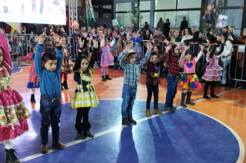 Foto - PREFEITURA DE PEDRINHAS PAULISTA REALIZA FESTA JUNINA DA EMEF PROF. CLÓVIS MANFIO 2025.