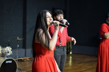 Foto - PROMOVE CANTATA DE NATAL E ENTREGA DE BRINQUEDOS COM A CHEGADA DO PAPAI NOEL