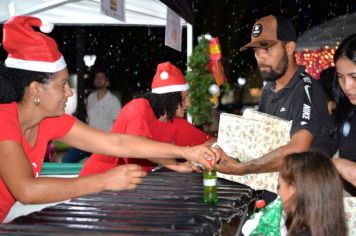 Foto - PROMOVE CANTATA DE NATAL E ENTREGA DE BRINQUEDOS COM A CHEGADA DO PAPAI NOEL