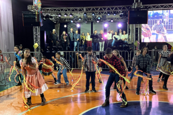 Foto - PREFEITURA DE PEDRINHAS PAULISTA REALIZA FESTA JUNINA DA EMEF PROF. CLÓVIS MANFIO 2025.