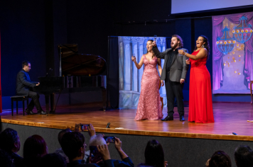 Foto - CINE TEATRO EM PEDRINHAS PAULISTA É PALCO DE ESPETÁCULO DE ÓPERA “NESSUN DORMA”.