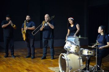 Foto - PROMOVE CANTATA DE NATAL E ENTREGA DE BRINQUEDOS COM A CHEGADA DO PAPAI NOEL