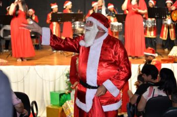 Foto - PROMOVE CANTATA DE NATAL E ENTREGA DE BRINQUEDOS COM A CHEGADA DO PAPAI NOEL