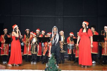 Foto - PROMOVE CANTATA DE NATAL E ENTREGA DE BRINQUEDOS COM A CHEGADA DO PAPAI NOEL