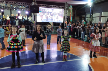 Foto - PREFEITURA DE PEDRINHAS PAULISTA REALIZA FESTA JUNINA DA EMEF PROF. CLÓVIS MANFIO 2025.