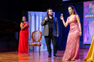Foto - CINE TEATRO EM PEDRINHAS PAULISTA É PALCO DE ESPETÁCULO DE ÓPERA “NESSUN DORMA”.