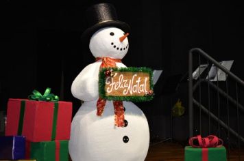 Foto - PROMOVE CANTATA DE NATAL E ENTREGA DE BRINQUEDOS COM A CHEGADA DO PAPAI NOEL