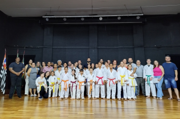 KARATECAS PEDRINHENSES PARTICIPAM DE CERIMONIA DE TROCA DE FAIXAS.