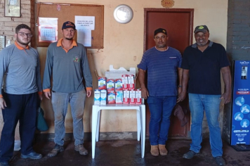 SERVIDORES DA GARAGEM MUNICIPAL DE PEDRINHAS PAULISTA REALIZAM DOAÇÃO DE LEITE AO LAR DOS VELHOS DE ASSIS.