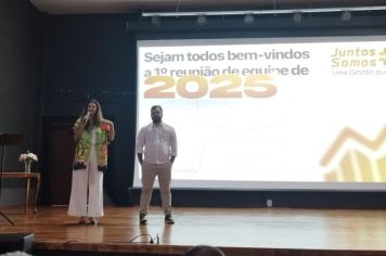 PREFEITURA REALIZA 1º REUNIÃO DE EQUIPE DE 2025 E FAZ HOMENAGEM A SECRETARIA DE SAÚDE IVANETE ROSATTO.