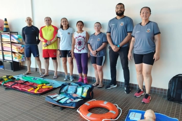 PROFESSORES DO DEPARTAMENTO DE ESPORTES PARTICIPAM DE CURSO DE GUARDA-VIDAS DE PISCINA.