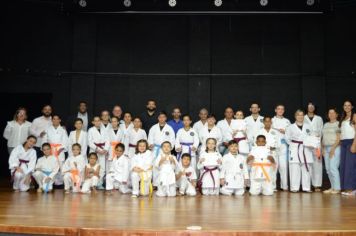 ALUNOS DO PROJETO DE KARATE “DISCIPLINA E RESPIEITO ACIMA DE TUDO” PARTICIPAM DE CERIMONIA DE TROCA DE FAIXAS.