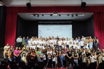 PREFEITURA MUNICIPAL REALIZA EMOCIONANTE HOMENAGEM AO DIA DAS MÃES COM APRESENTAÇÕES DE ALUNOS DA REDE MUNICIPAL DE ENSINO
