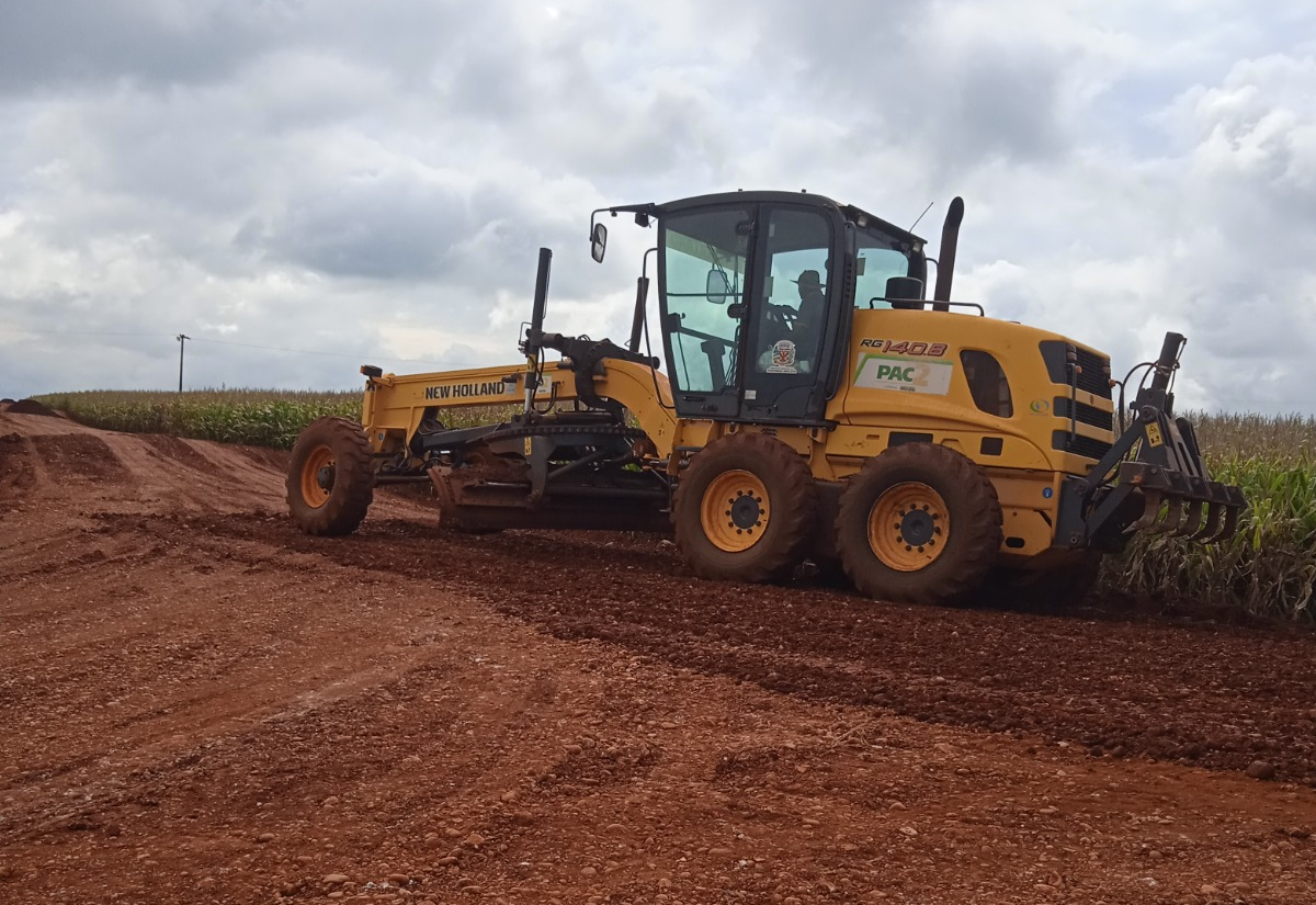 PREFEITURA DE PEDRINHAS PAULISTA REALIZA MANUTENÇÃO EM ESTRADAS RURAIS.