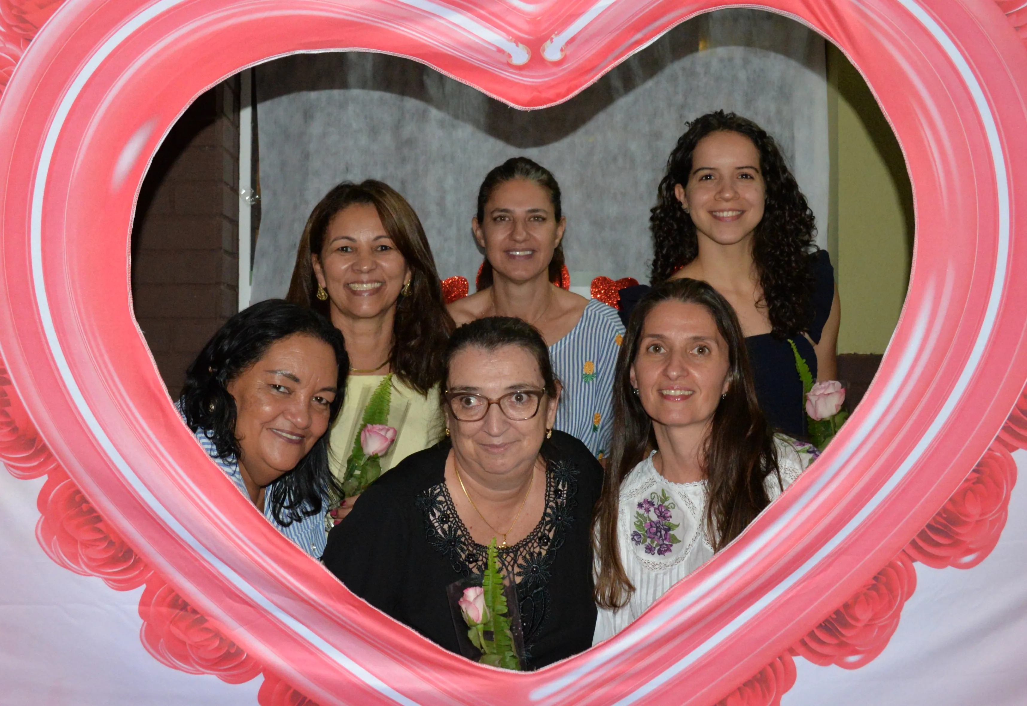 PREFEITURA MUNICIPAL REALIZA JANTAR EM HOMENAGEM AO DIA DAS MÃES PARA PARTICIPANTES DO CRAS.