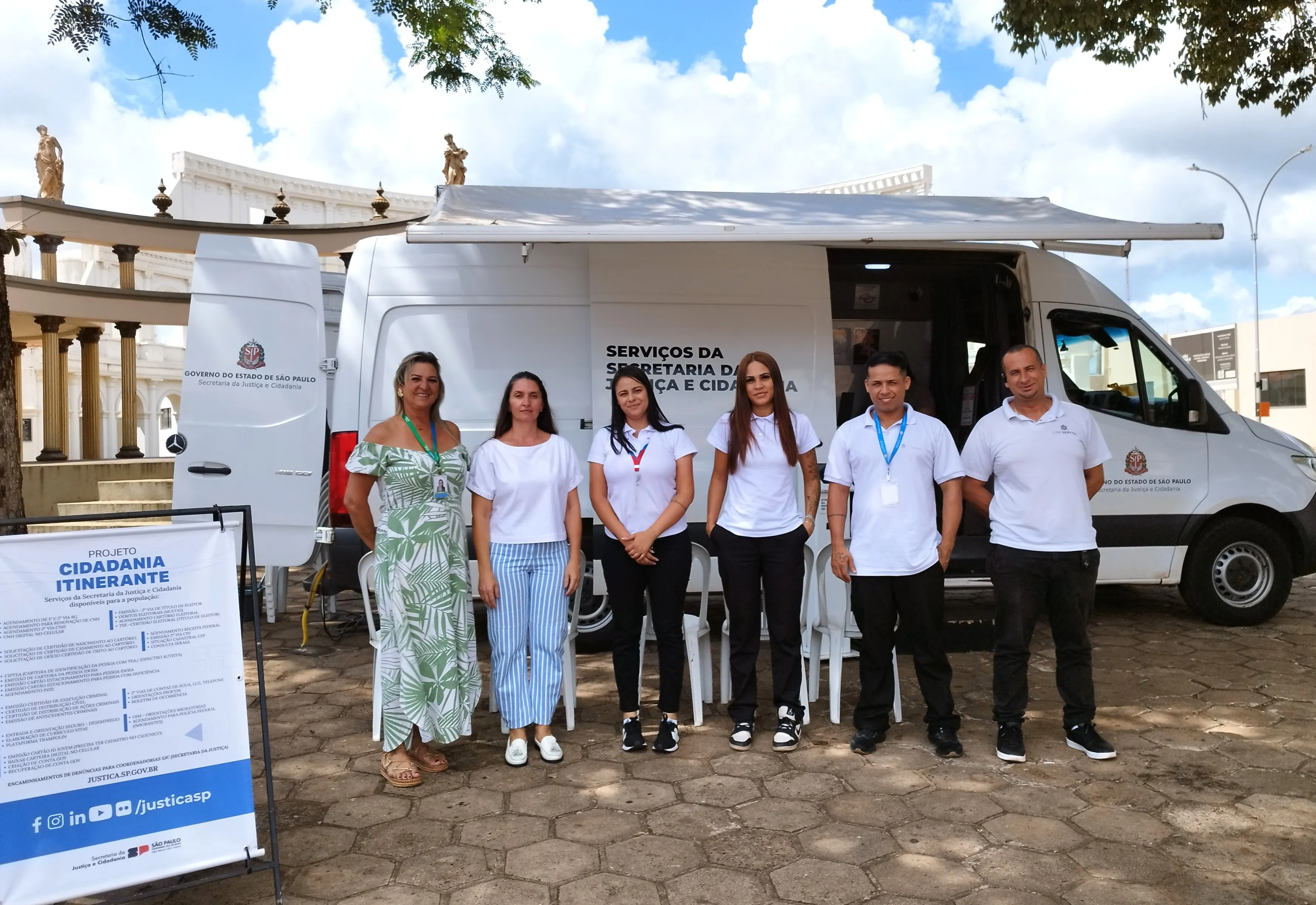 PEDRINHAS PAULISTA RECEBE ATENDIMENTOS DO PROJETO CIDADANIA ITINERANTE.
