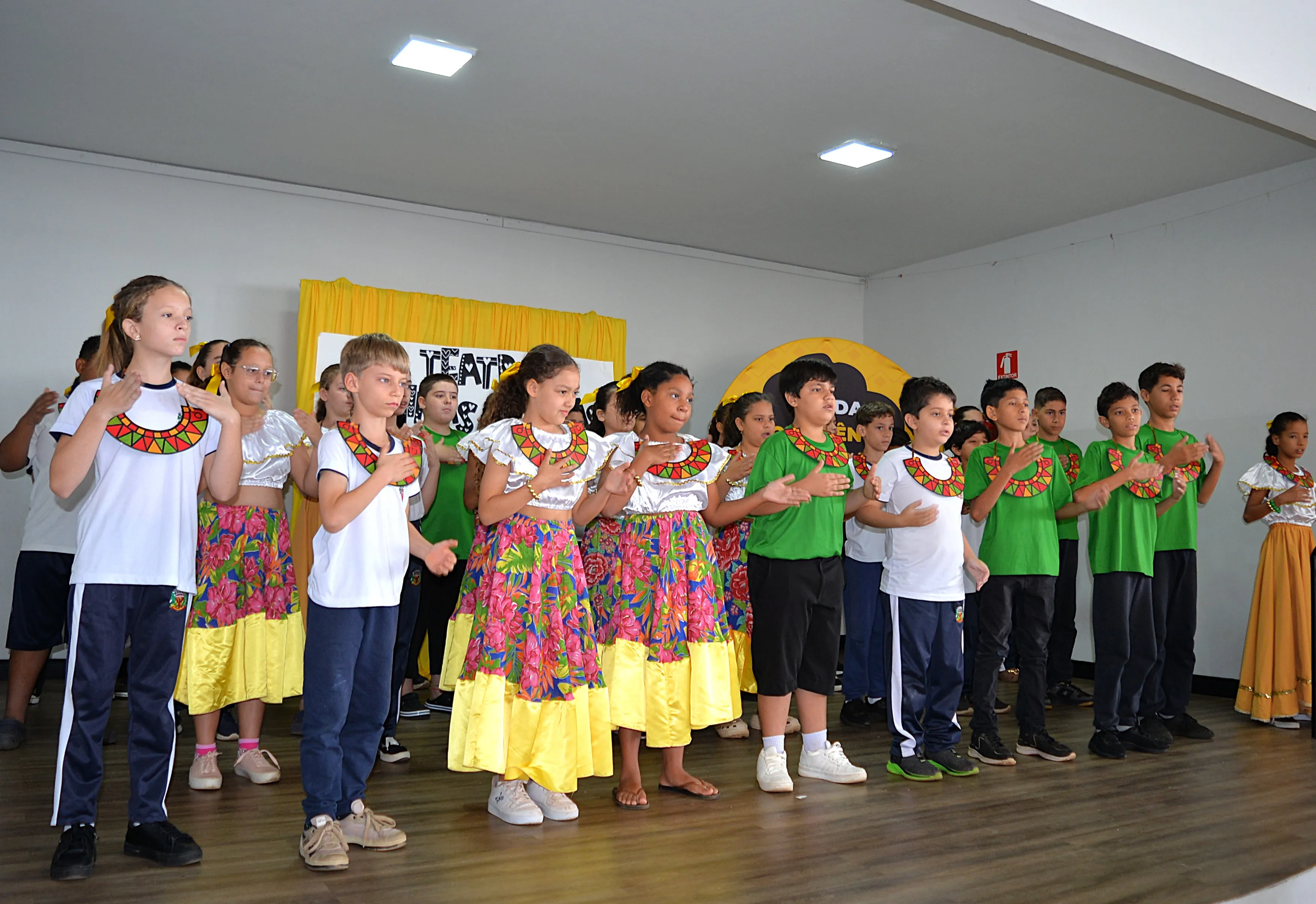 EMEF PROF. CLOVIS MANFIO REALIZA APRESENTAÇÕES EM HOMENAGEM AO DIA DA CONSCIÊNCIA NEGRA.