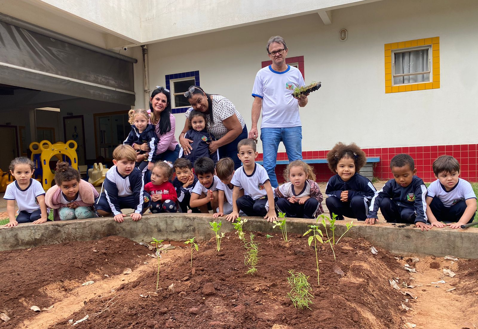 IMPLANTAÇÃO DE MINI HORTA NA EMEI GIUSEPPINNA