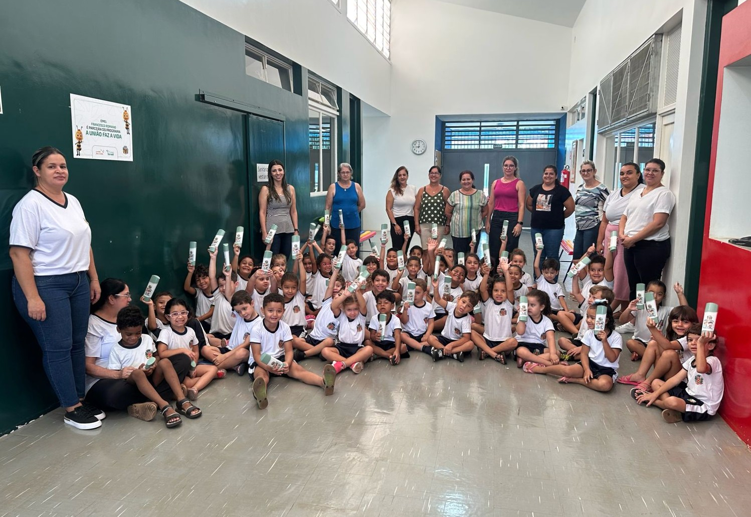 PREFEITURA DE PEDRINHAS PAULISTA PROMOVE ENTREGA DE KITS DE HIGIENE BUCAL AOS ALUNOS DA REDE PÚBLICA DE ENSINO.