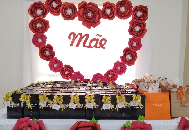 PREFEITURA MUNICIPAL REALIZA ENTREGA DE MIMOS EM HOMENAGEM AO DIA DAS MÃES PARA GRUPOS DA 3ª IDADE.