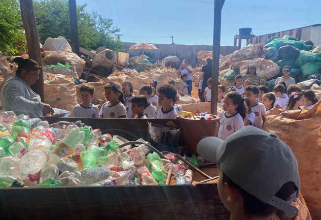 ALUNOS DA REDE MUNICIPAL DE ENSINO VISITAM SEDE DA ASSOCIAÇÃO DE CATADORES DE MATERIAIS RECICLÁVEIS.