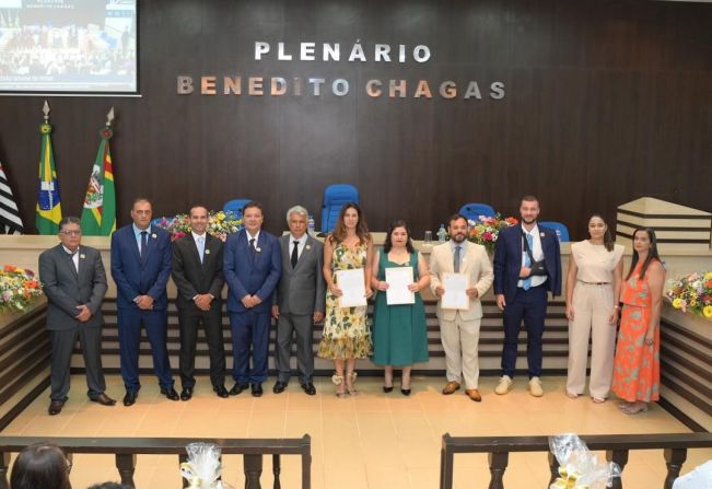 PREFEITO FREDDIE E VICE ANA CLAUDIA PARTICIPAM DE SESSÃO SOLENE DE POSSE 2025/2028.