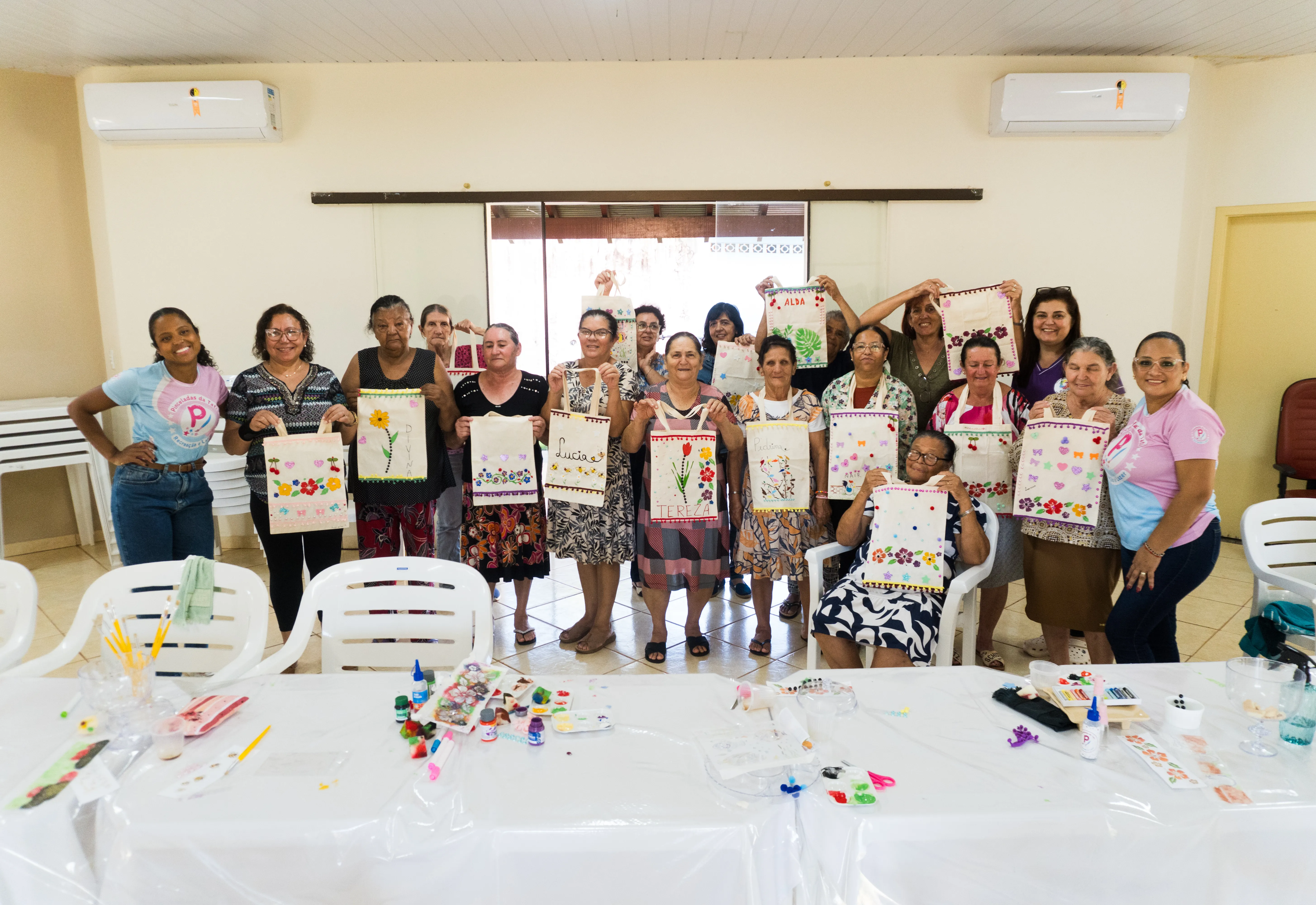 GRUPO “VIVENDO E APRENDENDO” PARTICIPA DE OFICINA DE CUSTOMIZAÇÃO DE ECOBAGS NO CCI.