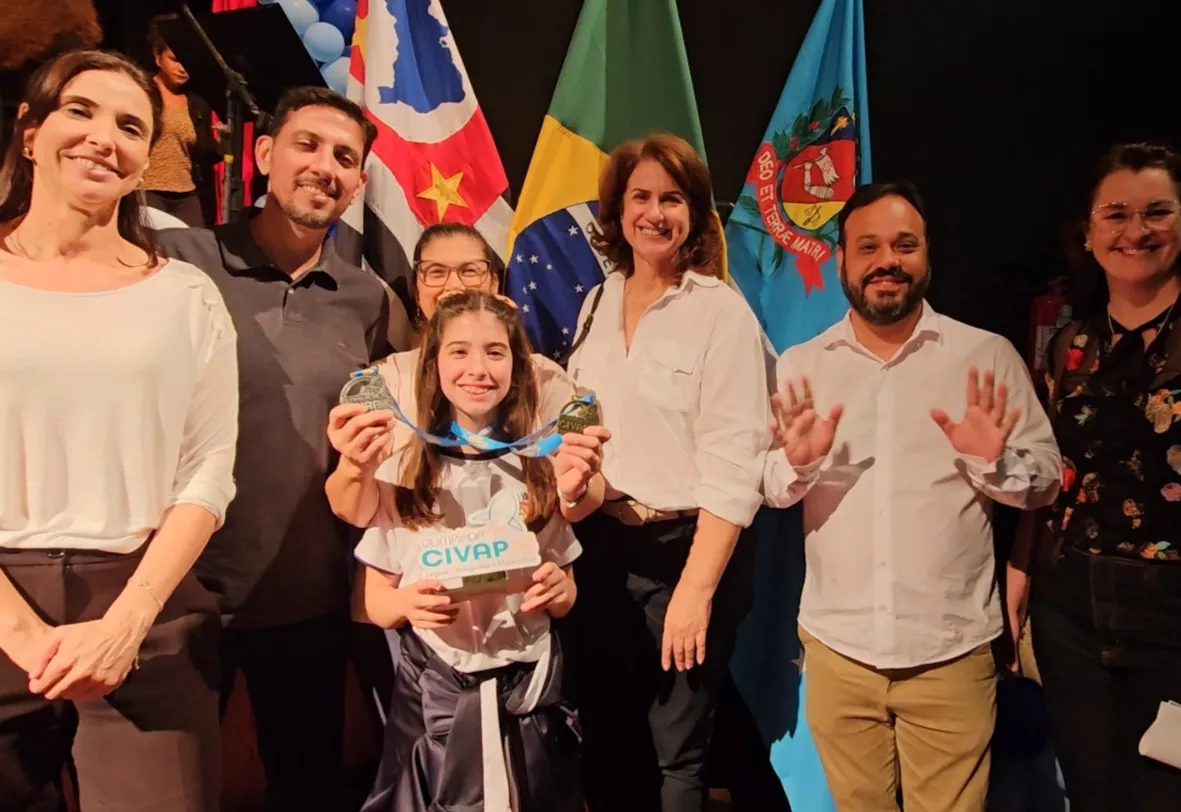 ALUNA DA REDE MUNICIPAL DE ENSINO DE PEDRINHAS PAULISTA É DUPLA MEDALHISTA NA OLIMPÍADA CIVAP DE LÍNGUA PORTUGUESA E MATEMÁTICA 2025.