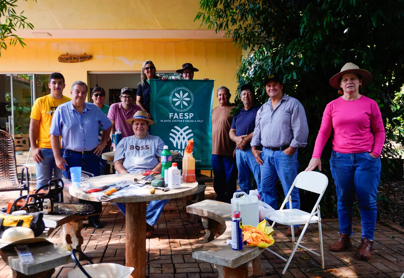 CAPACITAÇÃO TÉCNICA EM PODA DE ÁRVORES É REALIZADA EM PEDRINHAS PAULISTA.