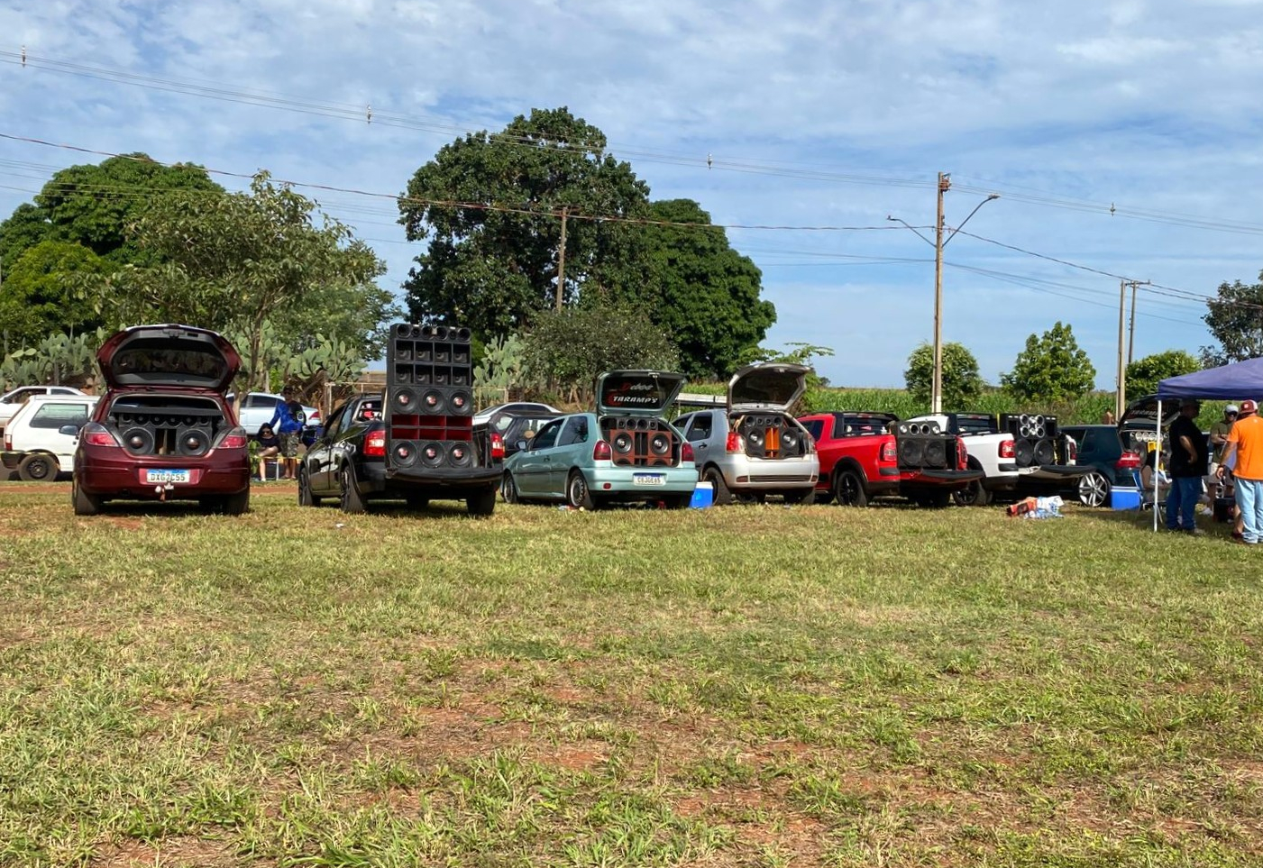 PEDRINHAS PAULISTA SEDIA 1º ENCONTRO DE CARROS DE SOM E REBAIXADOS.