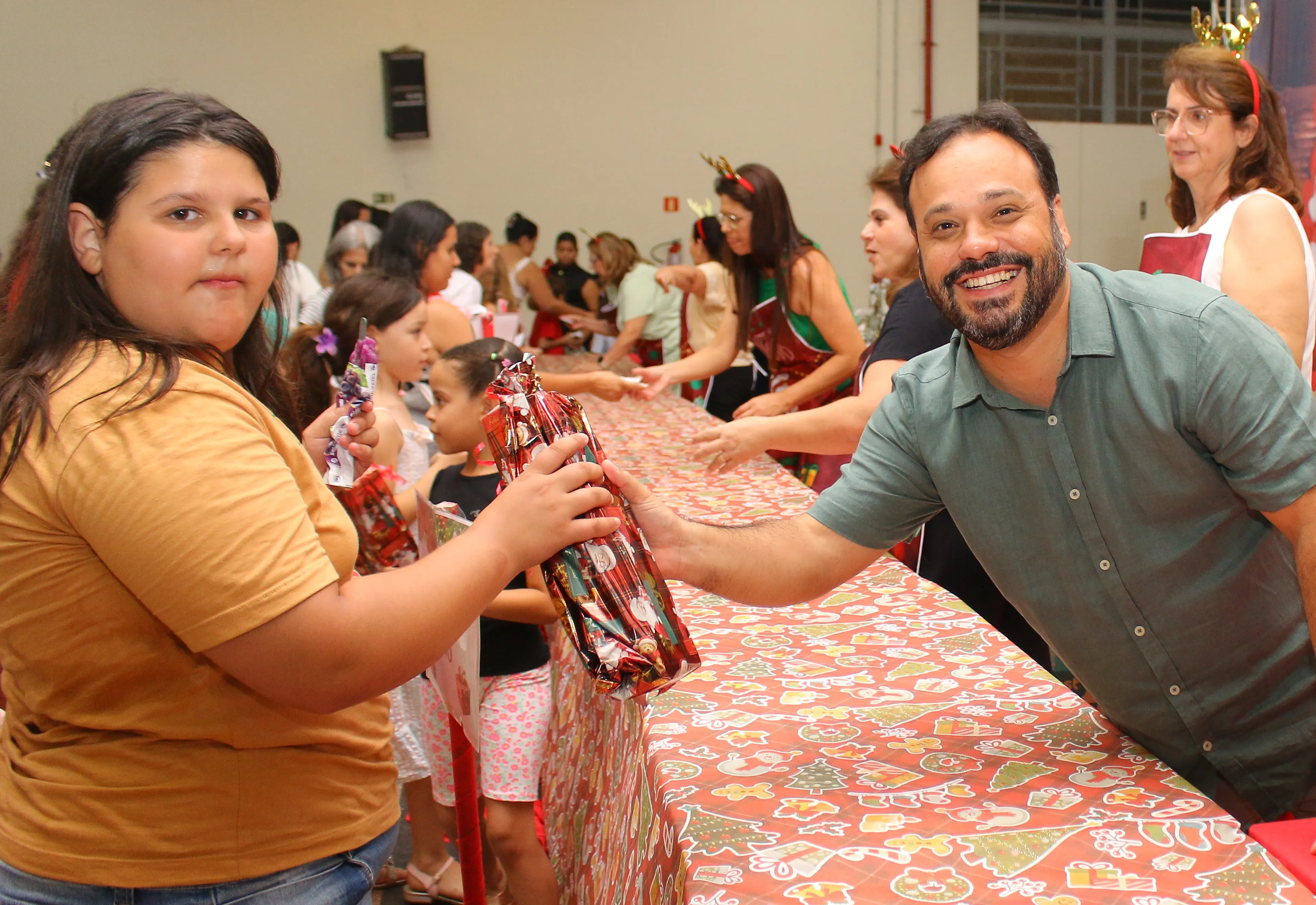 PREFEITURA DE PEDRINHAS PAULISTA REALIZA CANTATA DE NATAL E ENTREGA DE BRINQUEDOS COM A CHEGADA DO PAPAI NOEL