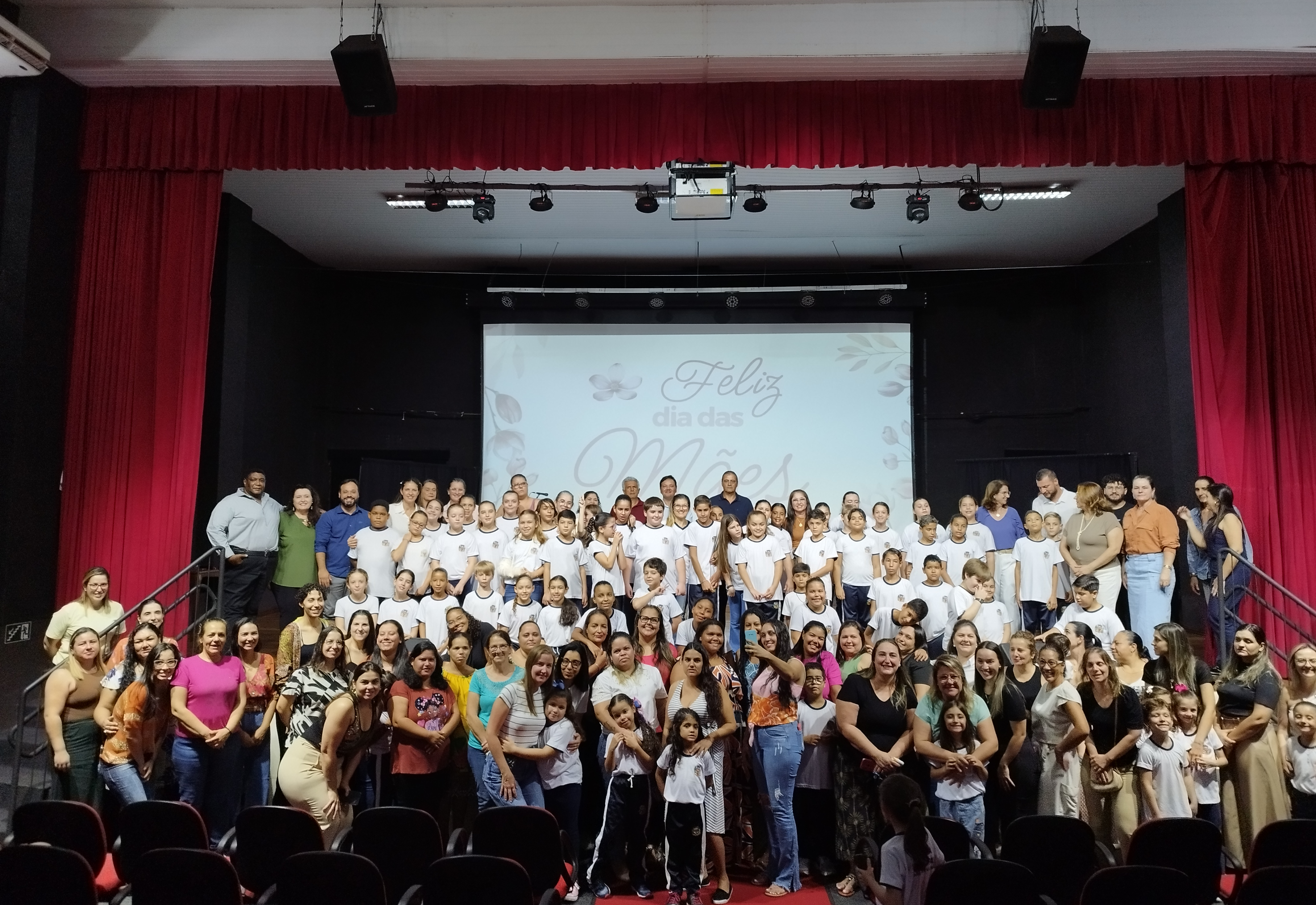 PREFEITURA MUNICIPAL REALIZA EMOCIONANTE HOMENAGEM AO DIA DAS MÃES COM APRESENTAÇÕES DE ALUNOS DA REDE MUNICIPAL DE ENSINO
