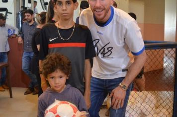 Foto - GOLEIRO PAULO VICTOR VISITA PEDRINHAS PAULISTA