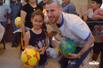 Foto - GOLEIRO PAULO VICTOR VISITA PEDRINHAS PAULISTA