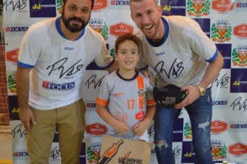 Foto - GOLEIRO PAULO VICTOR VISITA PEDRINHAS PAULISTA