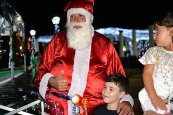 Foto - PROMOVE CANTATA DE NATAL E ENTREGA DE BRINQUEDOS COM A CHEGADA DO PAPAI NOEL