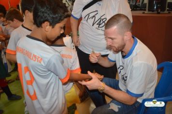 Foto - GOLEIRO PAULO VICTOR VISITA PEDRINHAS PAULISTA