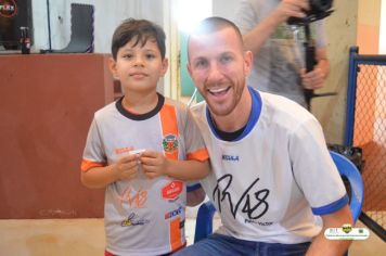 Foto - GOLEIRO PAULO VICTOR VISITA PEDRINHAS PAULISTA