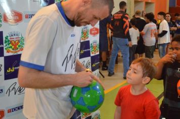 Foto - GOLEIRO PAULO VICTOR VISITA PEDRINHAS PAULISTA